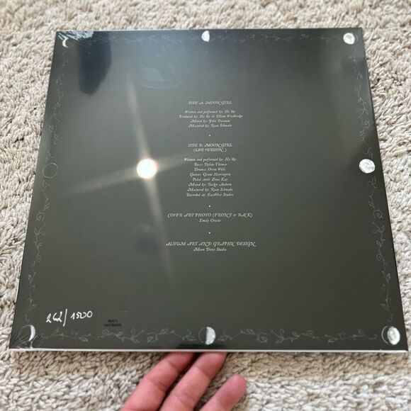 Ha Vay - Moon Girl Moon Shaped Vinyl VV Exclusive x/1500 RARE! IN HAND! - Picture 2 of 7